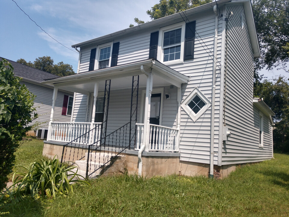 68 Monroe St in Lynchburg, VA - Foto de edificio