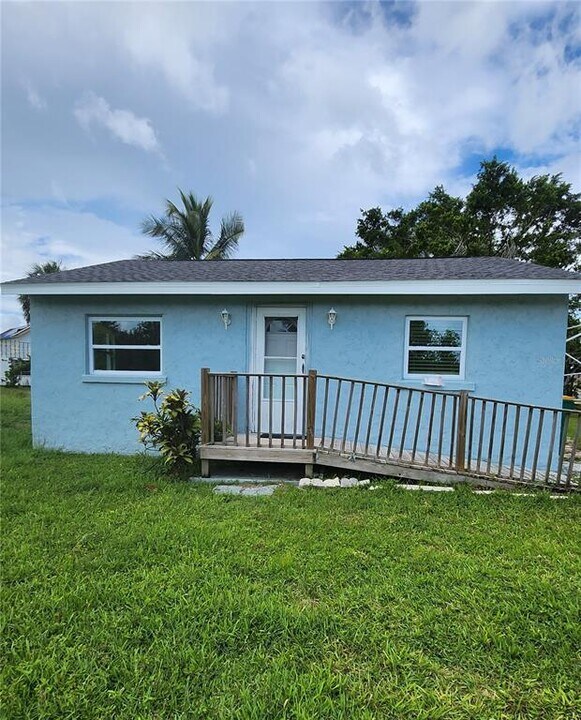 1727 Taylor Rd in Punta Gorda, FL - Building Photo