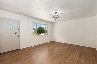 1007 Redwood Dr in Loveland, CO - Building Photo - Building Photo