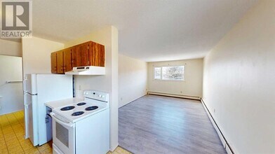 9656-9656 Hillcrest Dr in Grande Prairie, AB - Building Photo - Building Photo