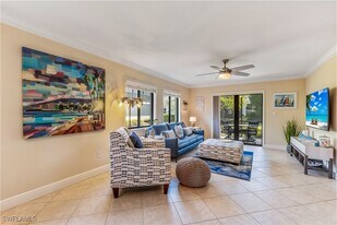 910 Vanderbilt Beach Rd in Naples, FL - Building Photo