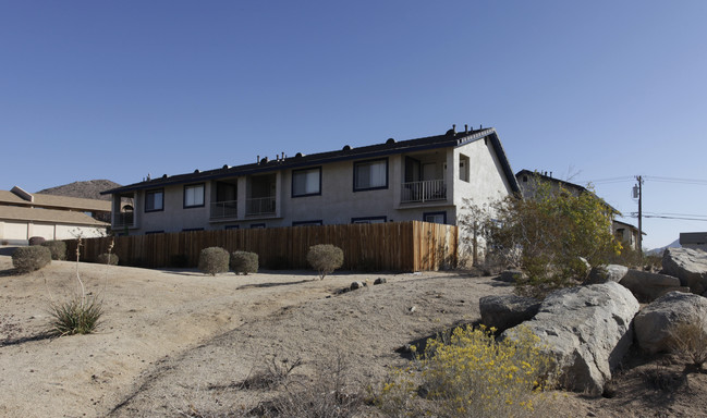 17921 Siskiyou Rd in Apple Valley, CA - Building Photo - Building Photo