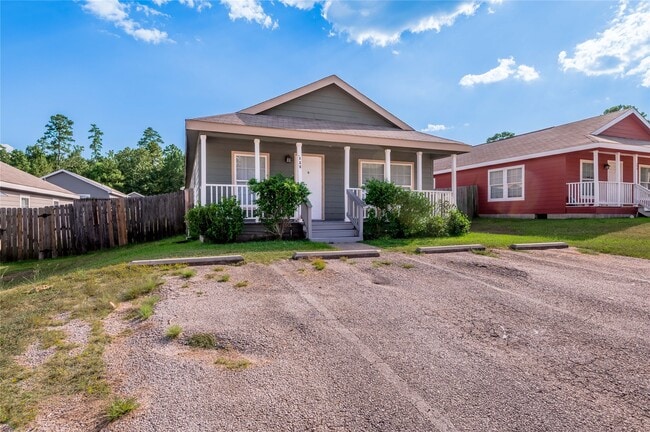 121 Varsity Dr in Huntsville, TX - Building Photo - Building Photo