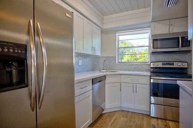 18081 SE Country Club Dr in Tequesta, FL - Building Photo - Building Photo