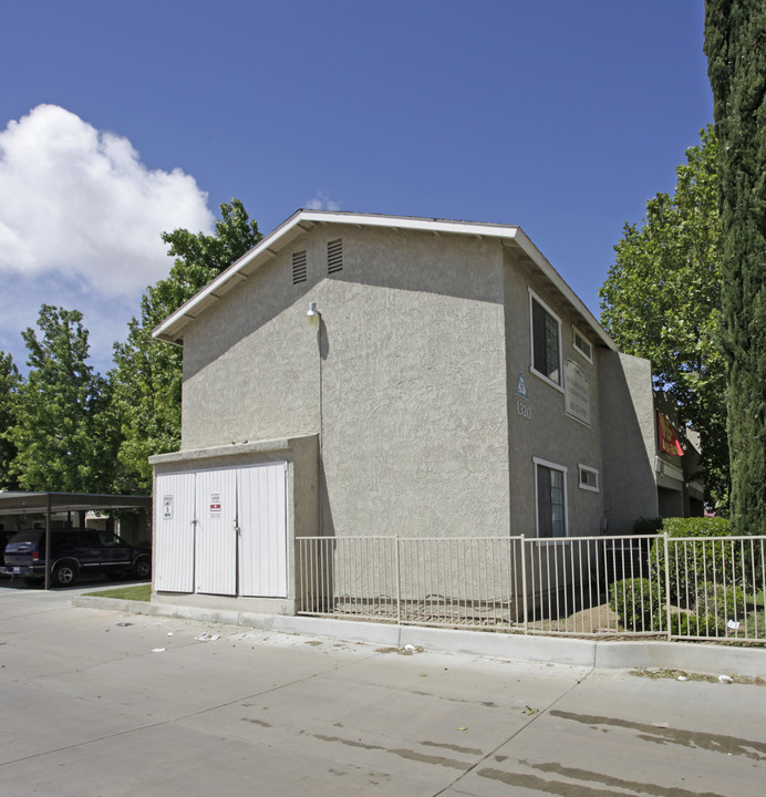 Iron Mountain Apartments in Palmdale, CA - Building Photo