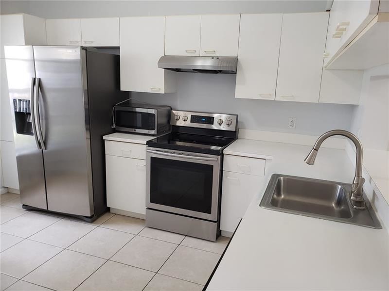 5643 NW 99th Way in Coral Springs, FL - Building Photo