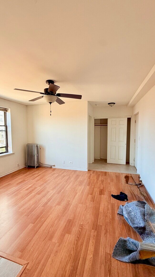 property at 3933 N Clarendon Ave