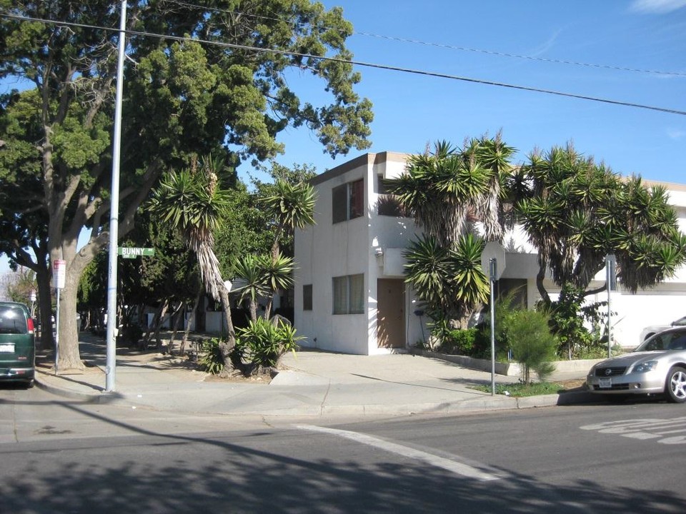 223 E Bunny Ave in Santa Maria, CA - Foto de edificio