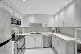 1950 S Ocean Dr, Unit 7G in Hallandale Beach, FL - Building Photo - Building Photo