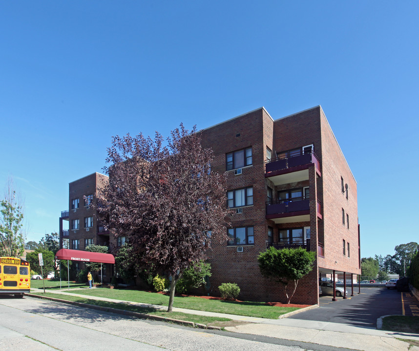 Frost House Apartments in Freeport, NY - Building Photo