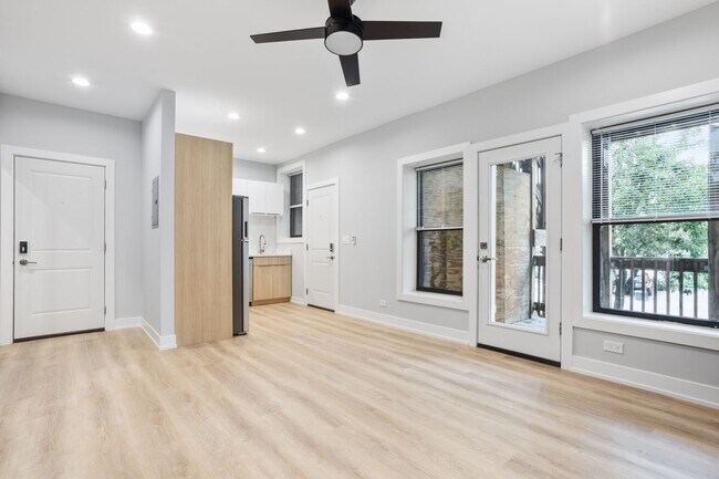 6929 N Lakewood Ave, Unit 2 in Chicago, IL - Building Photo - Building Photo