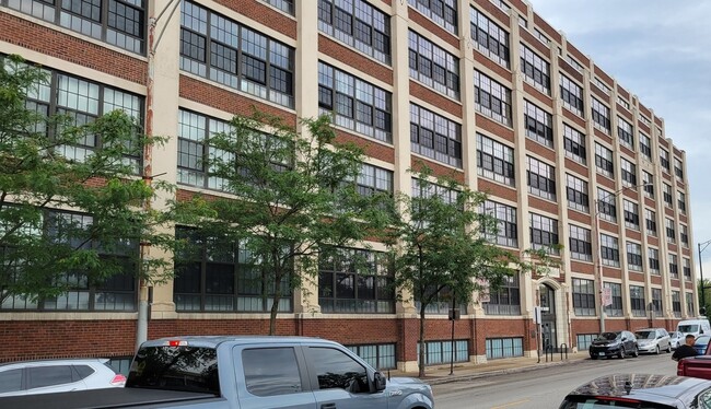 3963 W Belmont Ave, Unit 111 in Chicago, IL - Building Photo - Building Photo