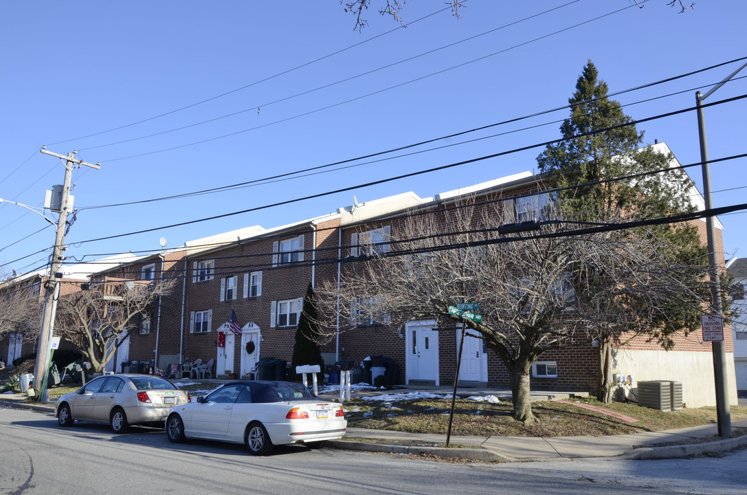 808 Bunting Ln in Primos, PA - Foto de edificio