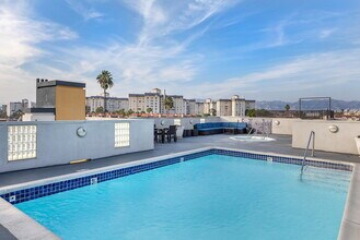 Essex Properties at Miracle Mile in Los Angeles, CA - Foto de edificio - Building Photo