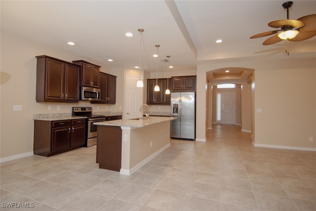 3025 Sunset Pointe Cir in Cape Coral, FL - Building Photo