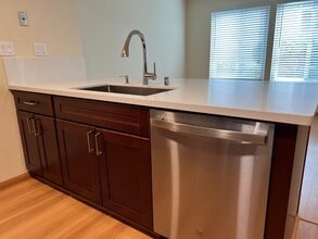 82 Crown Cir in South San Francisco, CA - Building Photo - Building Photo