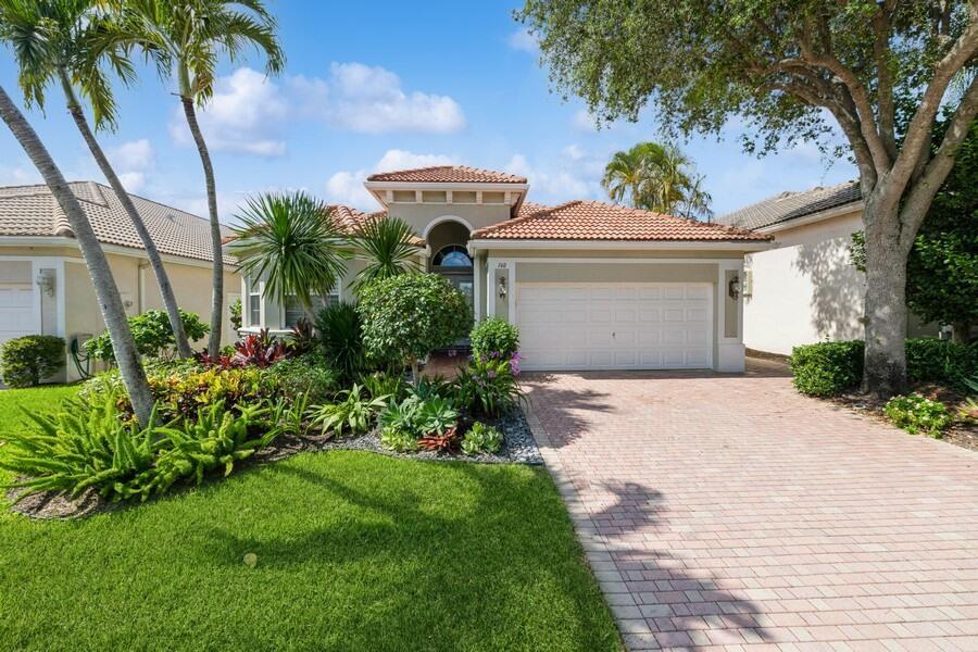 160 Palm Cir in Atlantis, FL - Building Photo