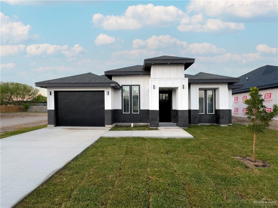 16 Tower Oak Dr in Alamo, TX - Building Photo