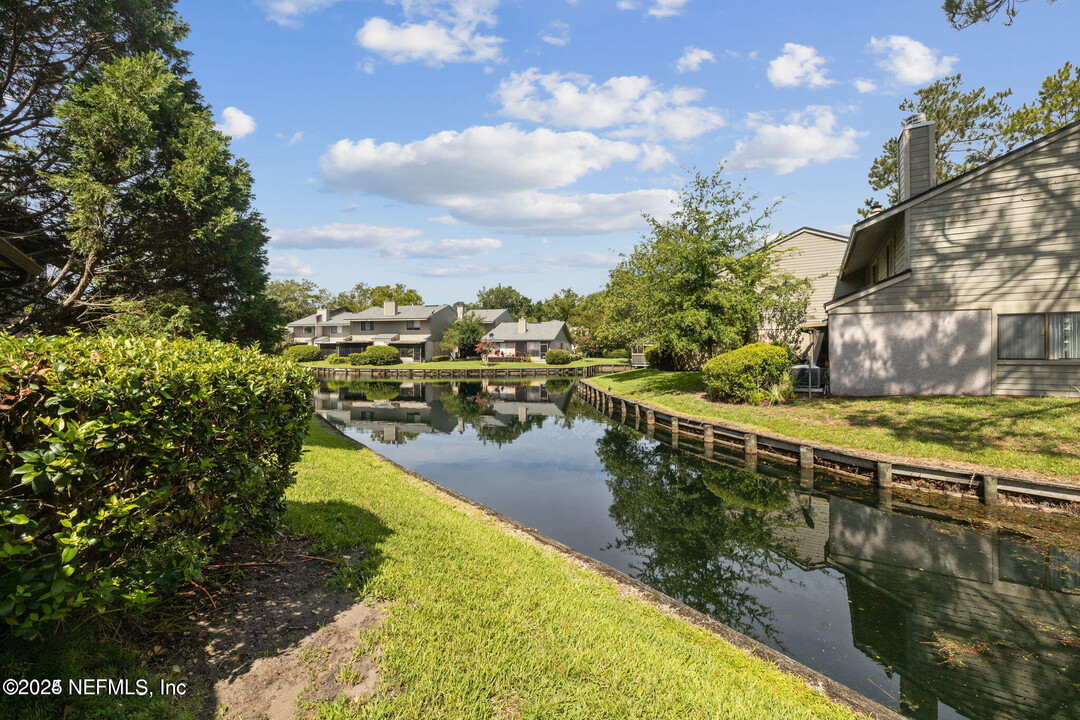 7701 Baymeadows Cir W in Jacksonville, FL - Building Photo