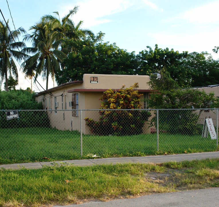 1345 NE 110th St in Miami, FL - Foto de edificio