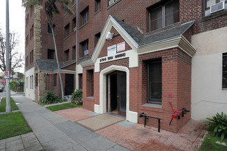 2700 San Marino St in Los Angeles, CA - Foto de edificio - Building Photo