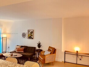 120 Douglas Rd in Coral Gables, FL - Building Photo - Building Photo