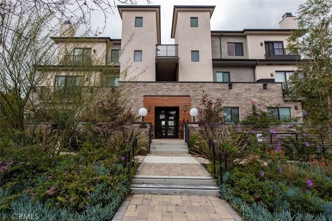 330 Salem St, Unit 204 in Glendale, CA - Building Photo - Building Photo