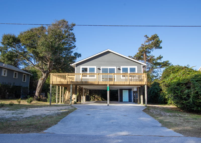 213 Cedar St in Emerald Isle, NC - Building Photo