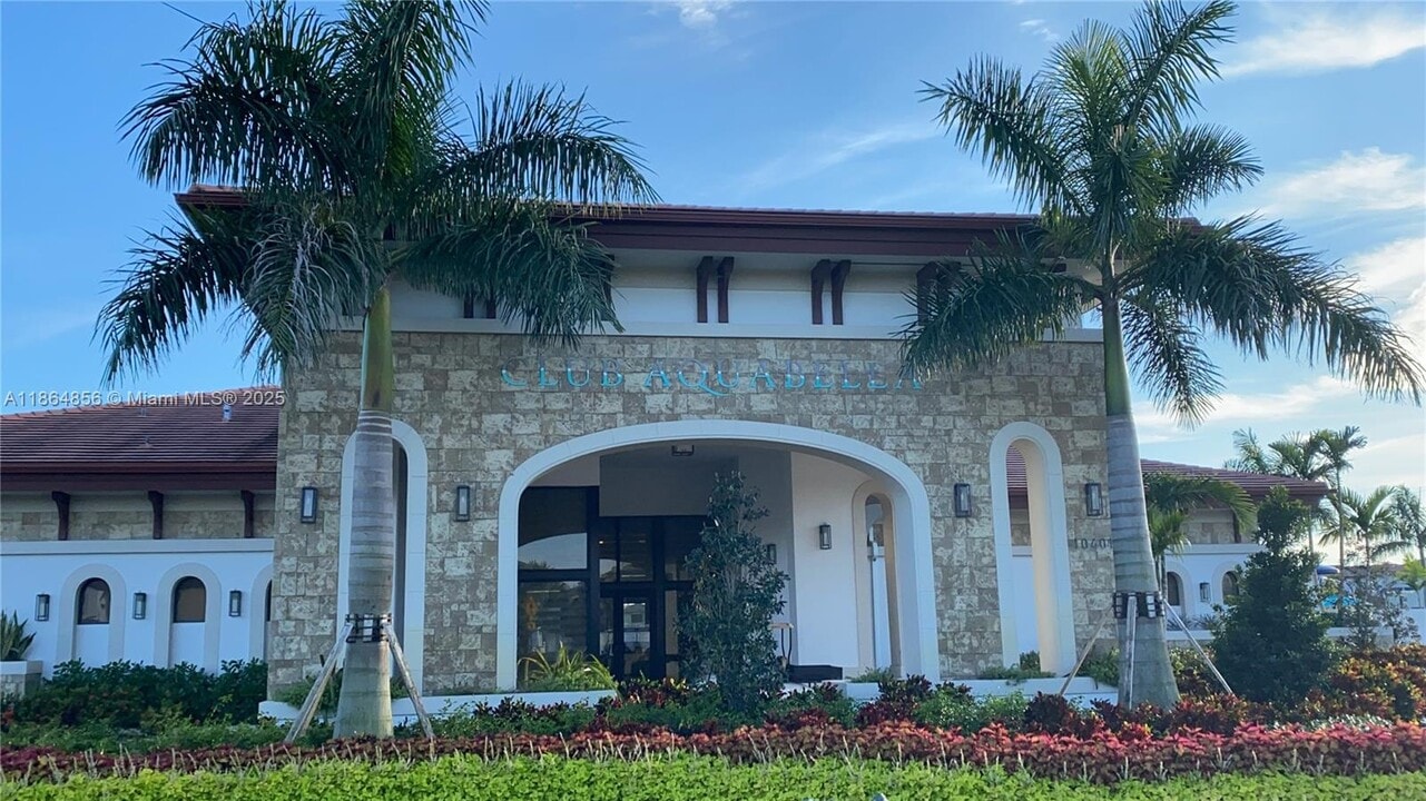 11085 W 32nd Ln in Hialeah, FL - Building Photo