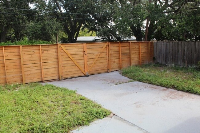 6027 1st Ave S, Unit A in St. Petersburg, FL - Foto de edificio - Building Photo