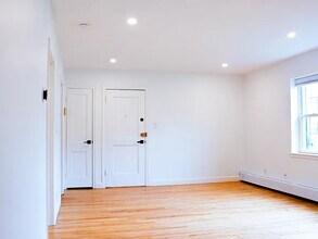 33 Hammond Pond Pky, Unit #2 in Chestnut Hill, MA - Building Photo - Building Photo
