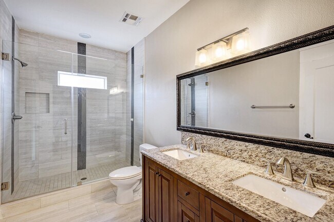 1236 W Gray St in Houston, TX - Building Photo - Building Photo