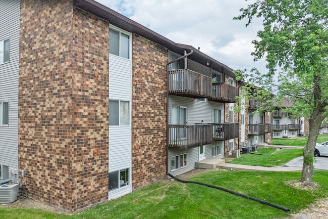 Windsor Crest Apartments in Davenport, IA - Building Photo - Building Photo