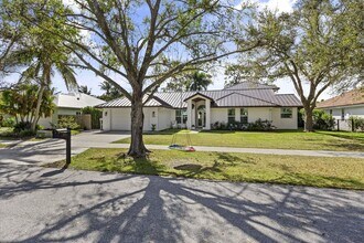 9806 SE Landing Pl in Tequesta, FL - Building Photo - Building Photo