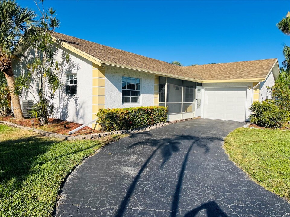 19253 Carolina Cir in Boca Raton, FL - Building Photo