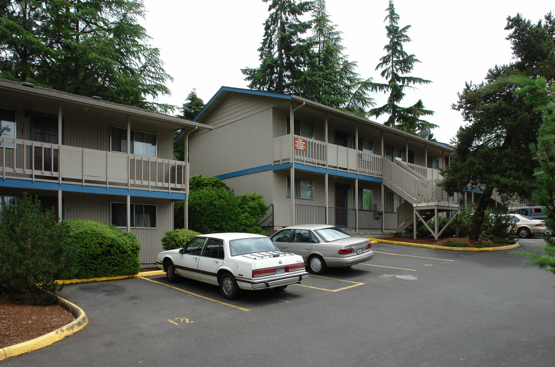 Centurian Villa apartments in Springfield, OR - Building Photo