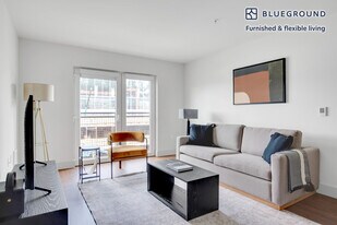 10555 Main St in Bellevue, WA - Building Photo