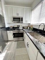 6075 Franklin Ave in Los Angeles, CA - Building Photo