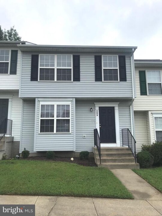 209 Merrill Ct in Stafford, VA - Foto de edificio
