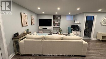 21 Ladder Cres in East Gwillimbury, ON - Building Photo