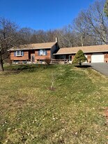 43 Shasta Dr, Unit 1 in Hudson, NY - Building Photo