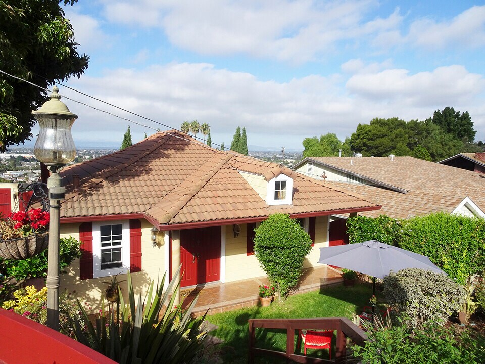 2043 Altamont Rd in San Leandro, CA - Building Photo