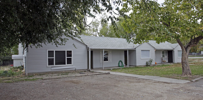 9044 S 300 E in Sandy, UT - Foto de edificio - Building Photo