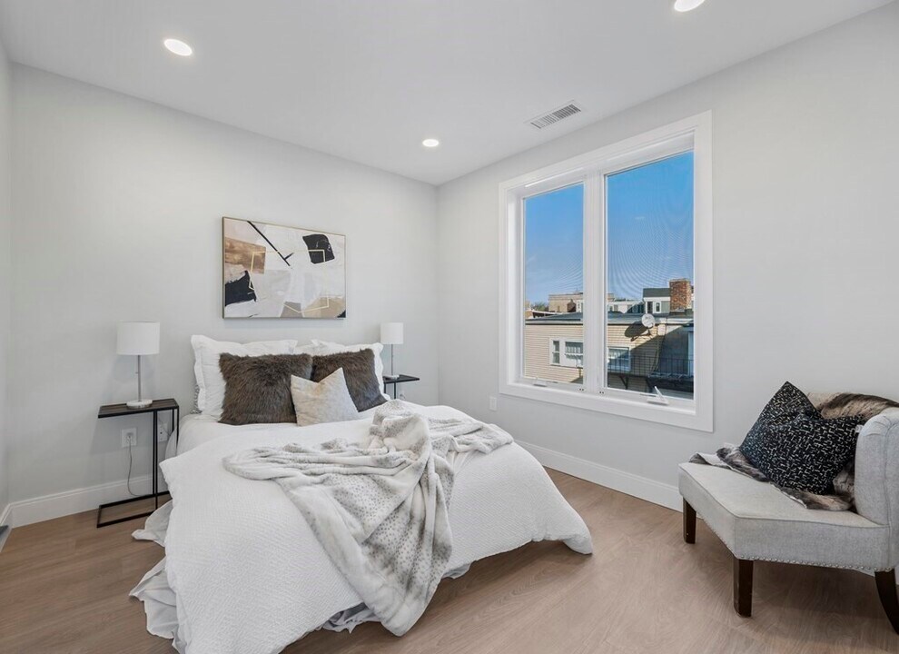 261 Border St, Unit #202 in Boston, MA - Foto de edificio