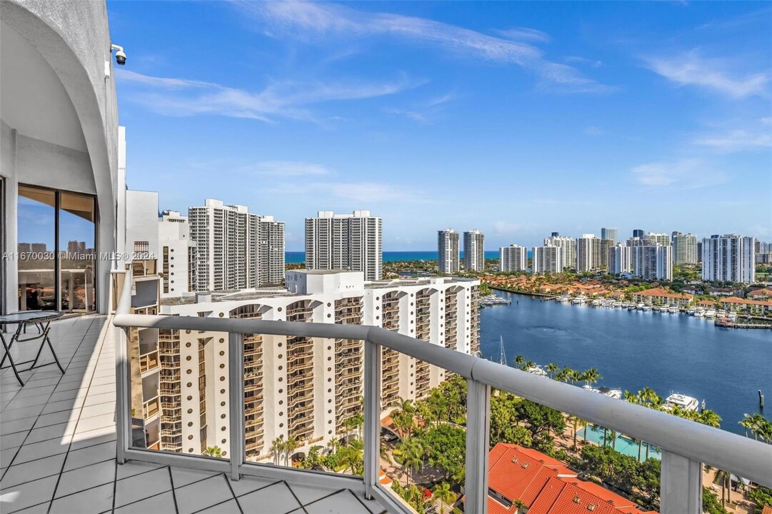 3598 Yacht Club Dr, Unit 2004 in Aventura, FL - Foto de edificio