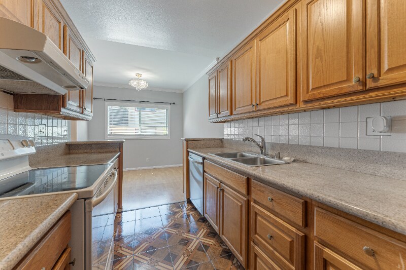 5414 Newcastle Ave in Los Angeles, CA - Building Photo