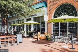 4951 Brenman Park Dr in Alexandria, VA - Building Photo