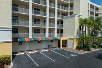 Country Club Condominiums in Largo, FL - Building Photo - Building Photo