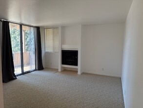 7826 Topanga Canyon Blvd, Unit UNIT #213 in Canoga Park, CA - Building Photo - Building Photo