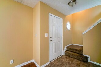 6220 Maravian Dr in Louisville, KY - Building Photo - Building Photo